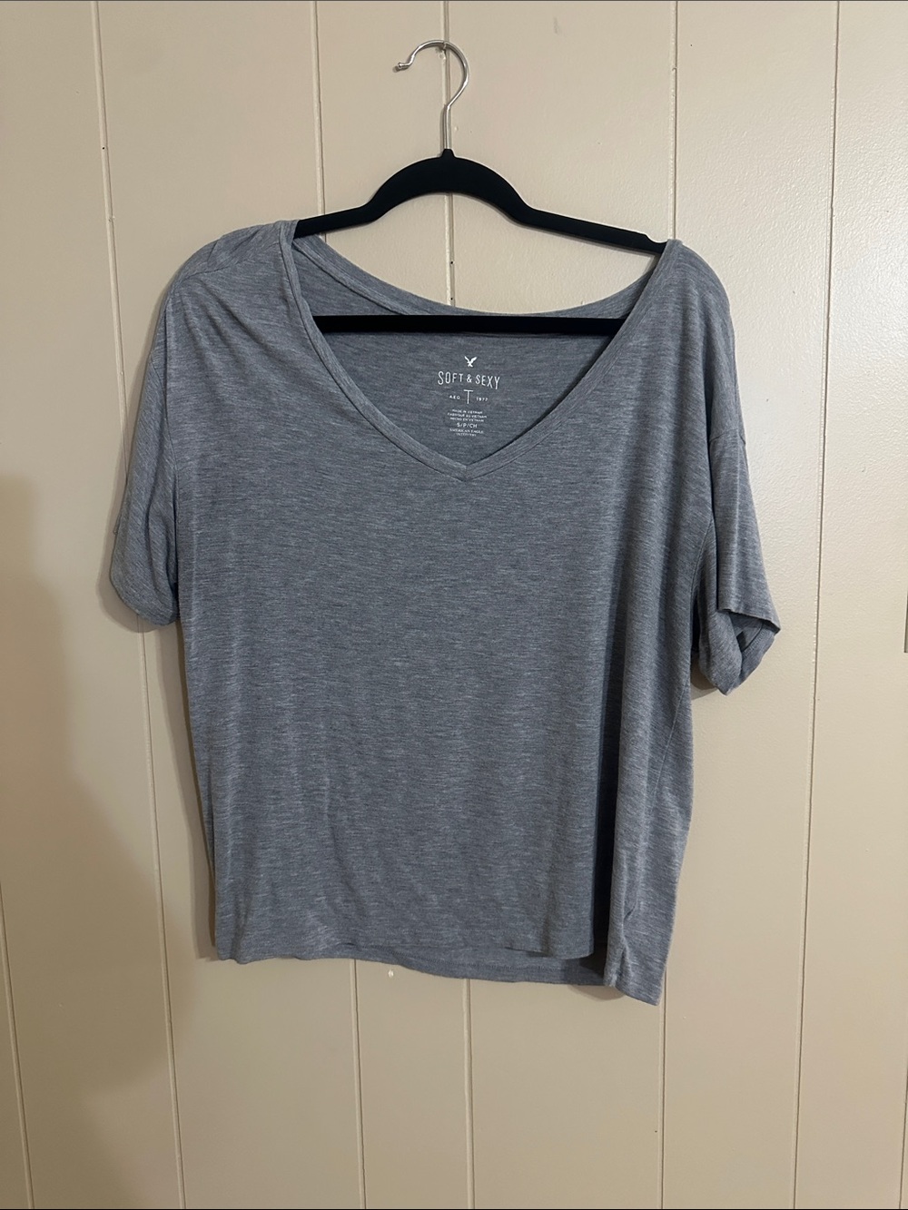 American Eagle Outfitters Gray V-Neck Short Sleeve Tee